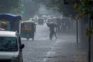 दिल्ली-NCR में भारी बारिश और आंधी, कई इलाकों में जलभराव; IMD का पूर्वानुमान