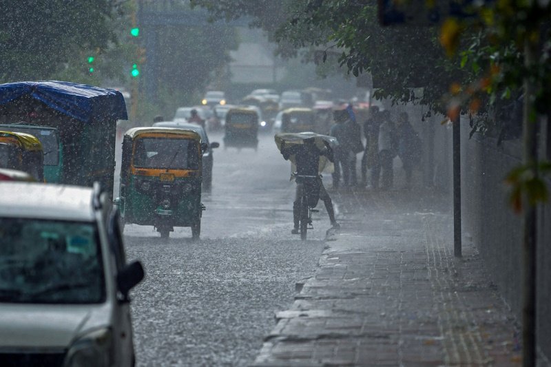 दिल्ली-NCR में भारी बारिश और आंधी, कई इलाकों में जलभराव; IMD का पूर्वानुमान